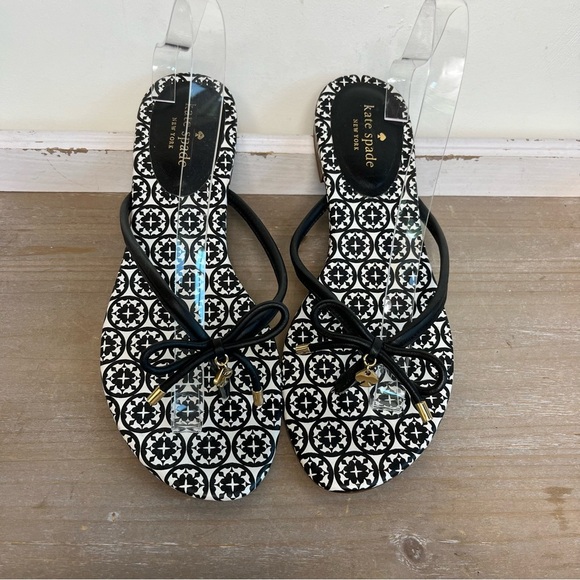 Kate Spade Geometric Bow Sandals 10M Black White Tile Print Flat Vacation - Picture 3 of 9